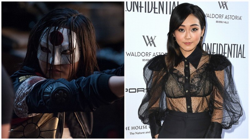 《黑袍纠察队》亚裔女星遭种族歧视，帽子被吹掉。