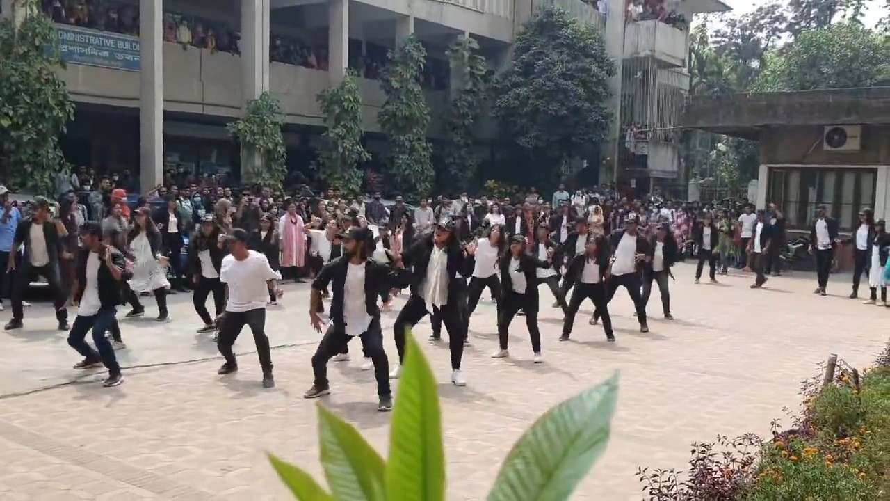 滚导亲自点赞 孟加拉国年轻人表演《和平使者》片头曲