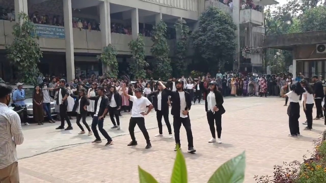 滚导亲自点赞 孟加拉国年轻人表演《和平使者》片头曲