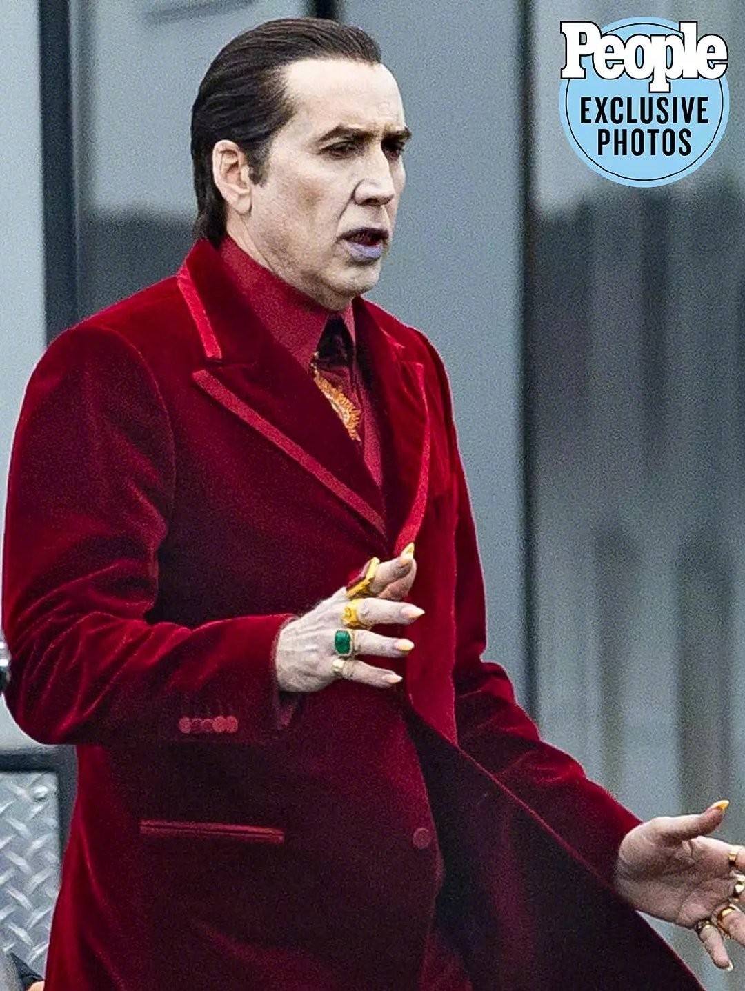 《雷恩菲尔德》套照尼古拉斯凯奇版德古拉现身。