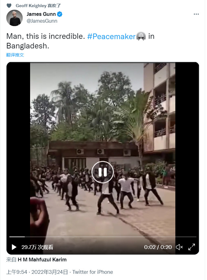 导游亲自表扬了孟加拉国年轻人表演的开场歌曲《和平使者》。