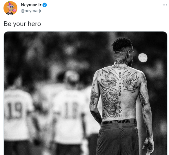 内马尔的明星背上有一个纹身，这引起了很大的讨论。孙悟空缺了贝吉塔。