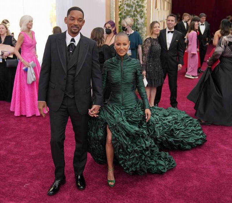 威尔史密斯在奥斯卡颁奖典礼上愤怒地殴打主持人：不要取笑我的妻子。