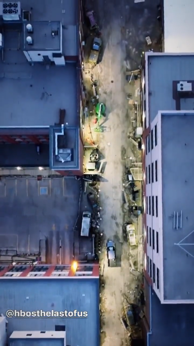 《最后的生还者》真人剧片场航拍视频 还原<a href=