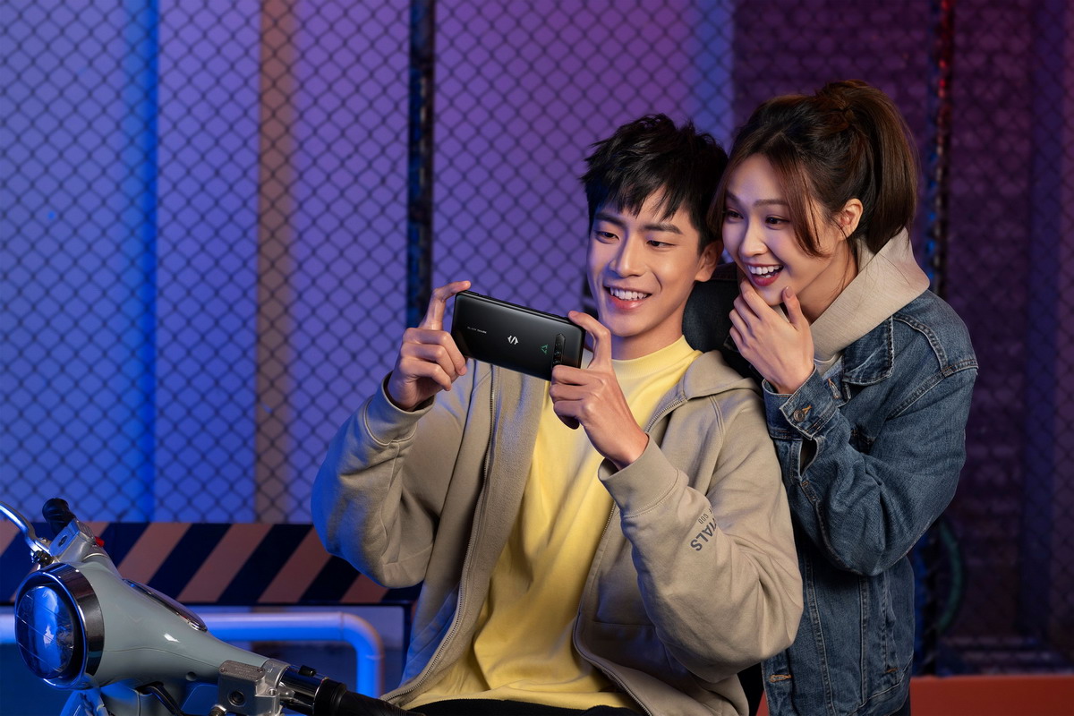 央视网评年轻人为何不愿换手机：换手机不如换手机壳