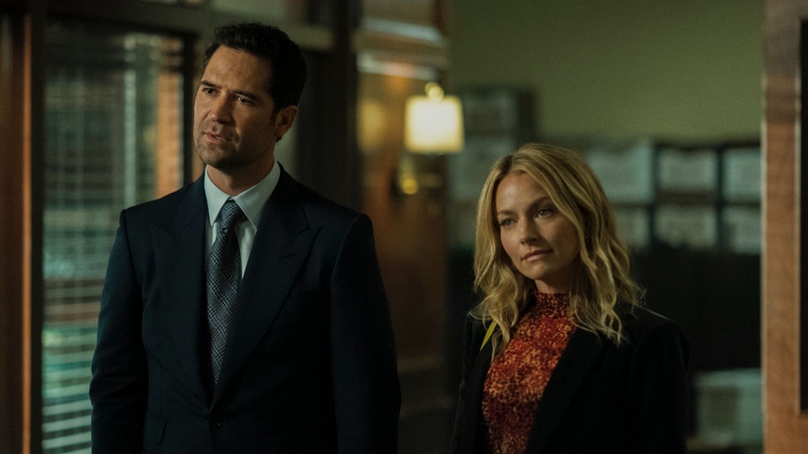 网飞版《林肯律师》首张曝光剧照于今年5月13日上线。