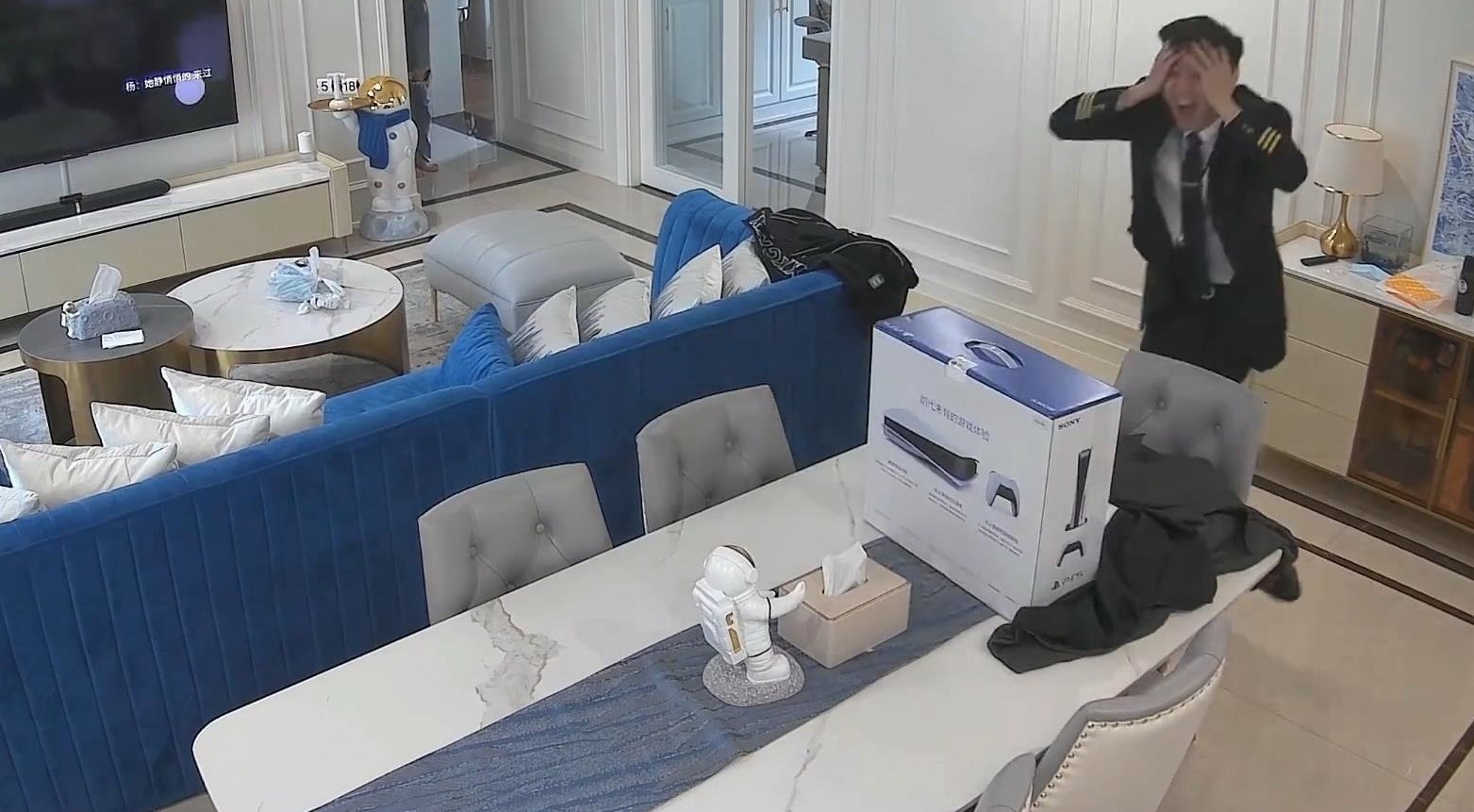 妻子偷偷给飞行员的丈夫买了一台游戏机。那人很激动，狂笑不止。