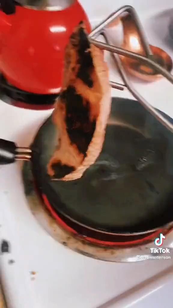 为了玩《艾尔登法环》，玩家吃了17天的“诅咒食物”。