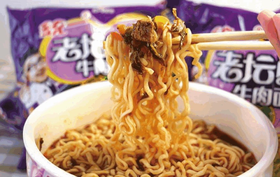 老坛酸菜面重返超市货架引热议 许多消费者不买账