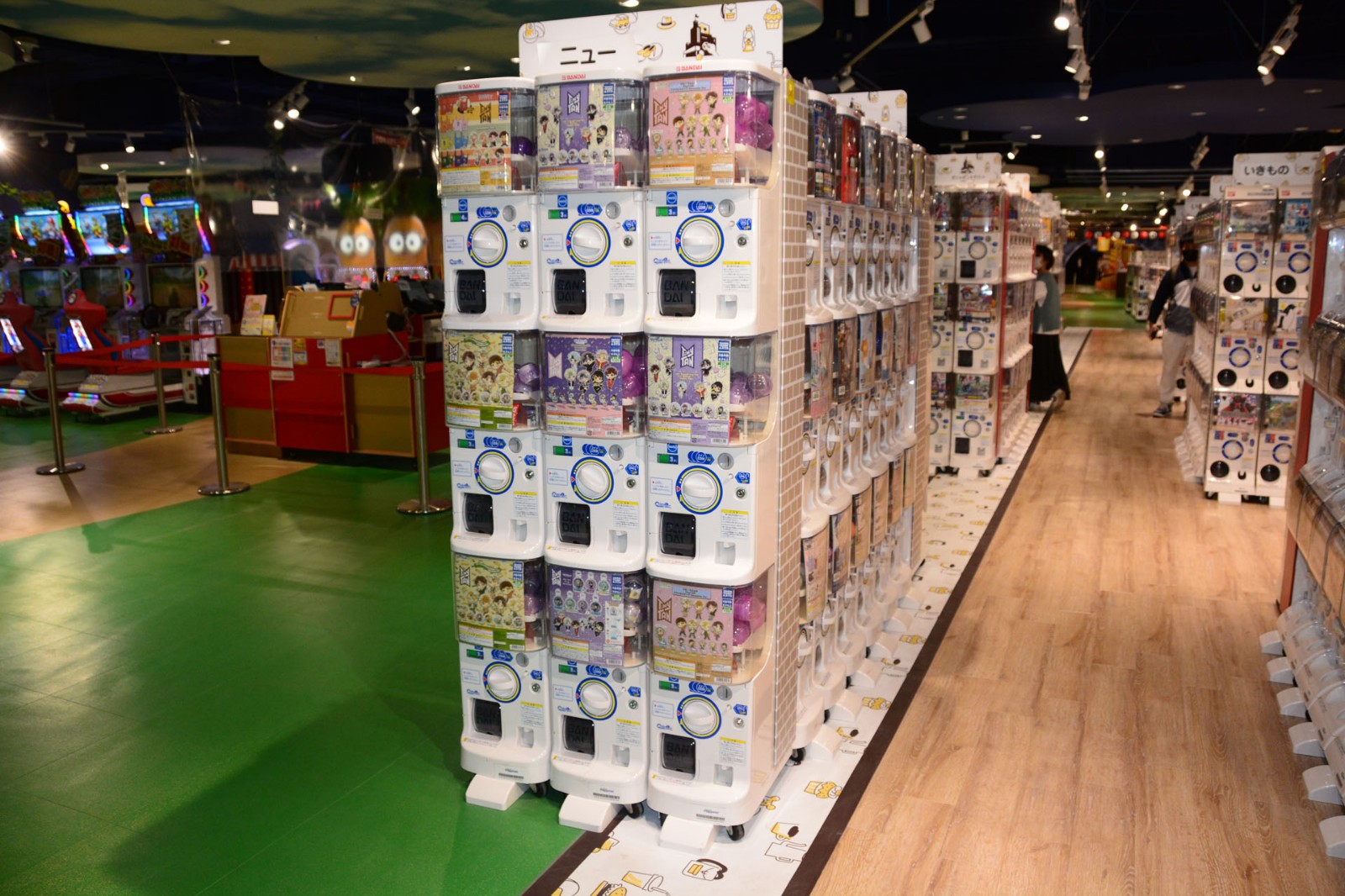 万代日本最大扭蛋机店探店 2000+扭蛋机榨干玩家钱包