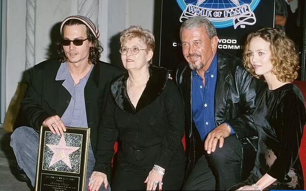 约翰尼德普：我从没看过《加勒比海盗》