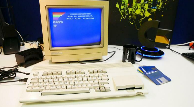 比Mac还老的熊猫电脑Comonda  65出现在易贝拍卖会上。