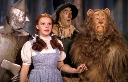 1939年，经典电影《绿野仙踪》，女主的服装将被拍卖，仅拍卖四套，估价80万美元。