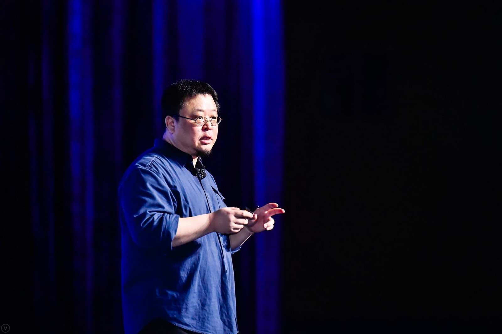 罗永浩吐槽索尼电视遥控器难用 不能在黑暗中盲操