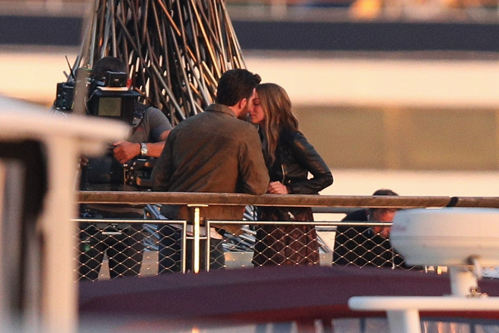 团队新片《Ghosted》视频与女主甜蜜拥吻