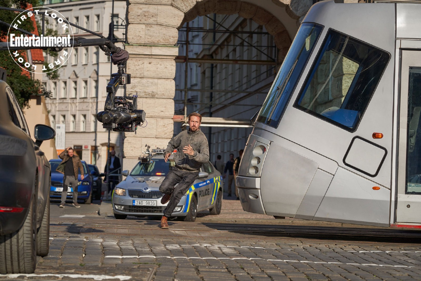 网飞新片《灰色人》剧照 瑞恩高斯林和美队主演