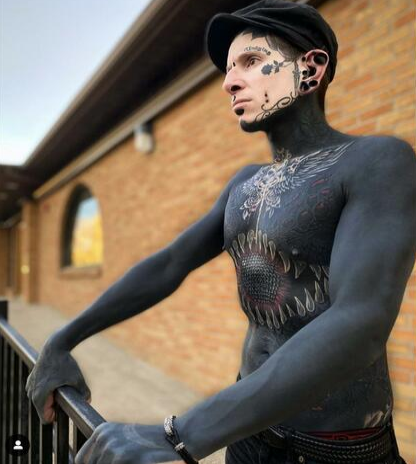 黑化英国网络名人花近8万英镑全身纹身。