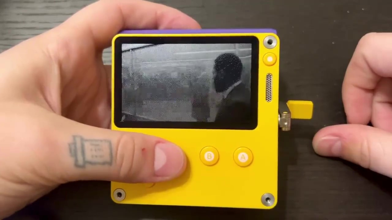 PlayDate掌机看电影《信条》 手动操控时间