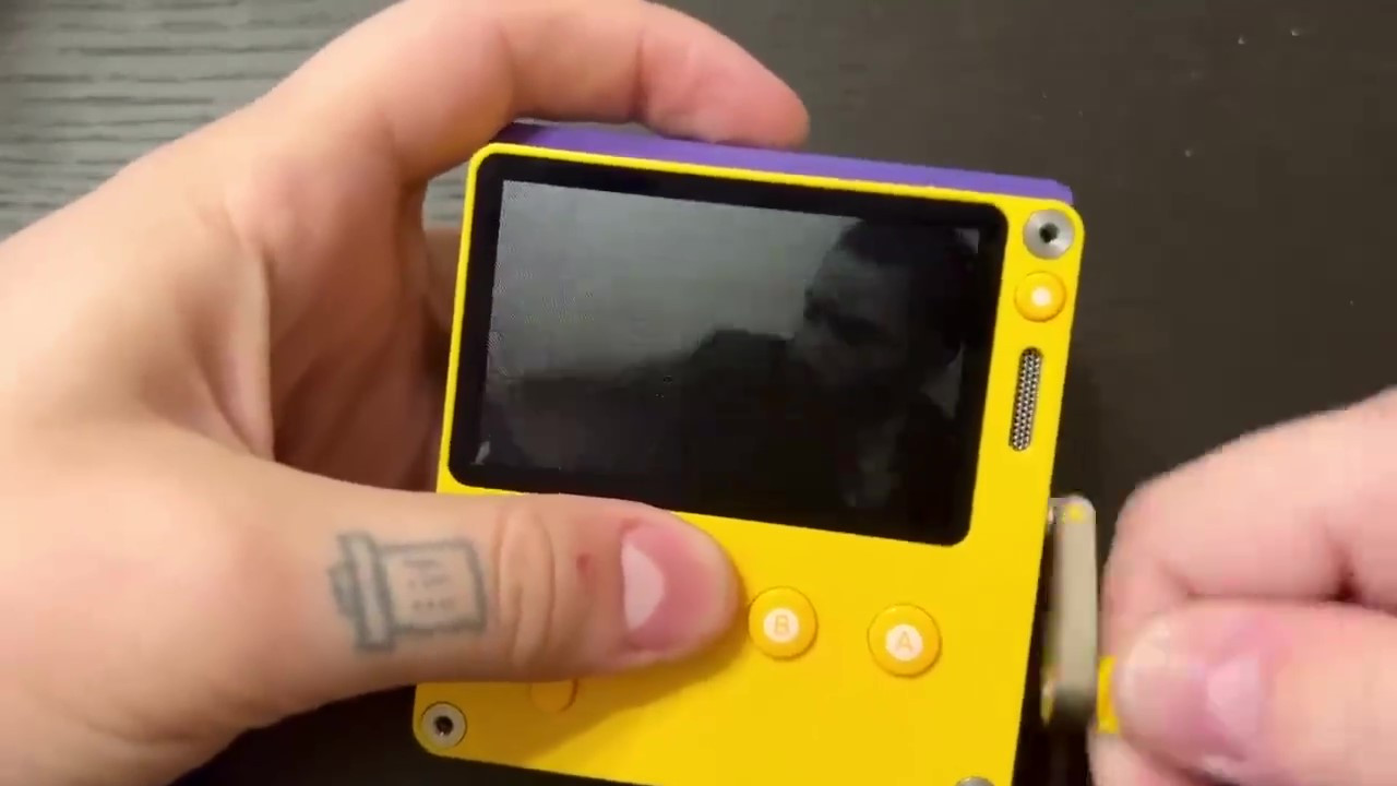 PlayDate掌机看电影《信条》 手动操控时间