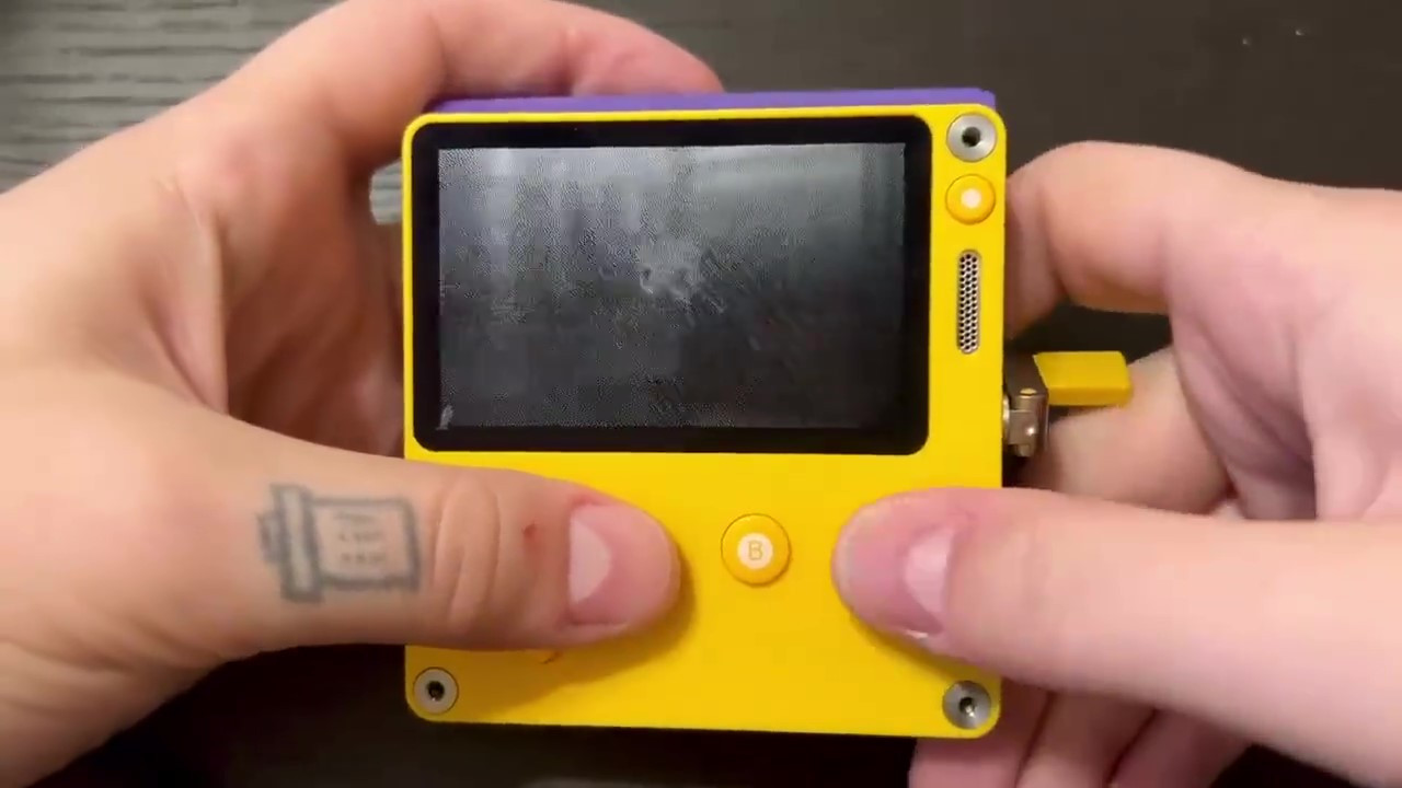 PlayDate掌机看电影《信条》 手动操控时间