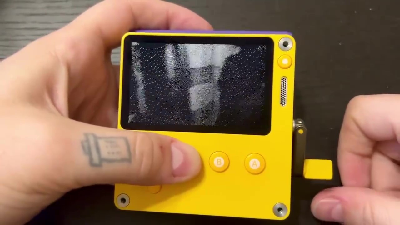 PlayDate掌机看电影《信条》 手动操控时间