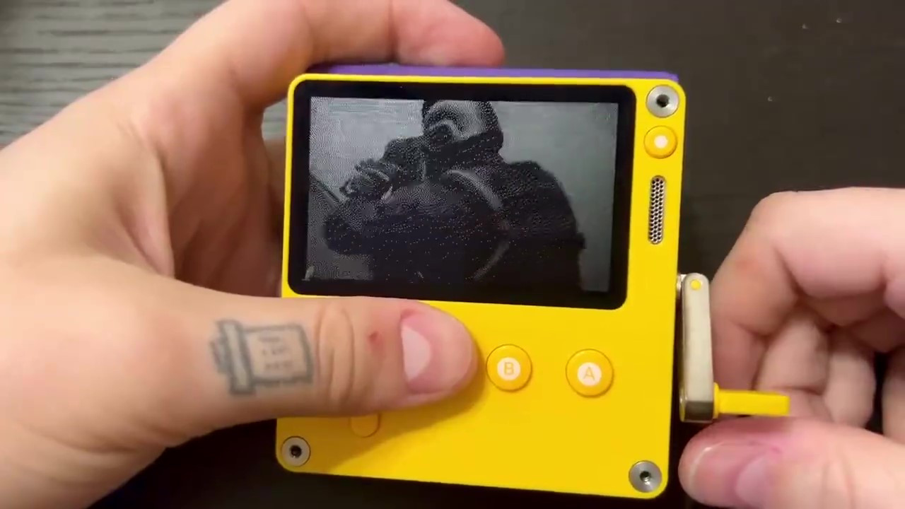 PlayDate掌机看电影《信条》 手动操控时间