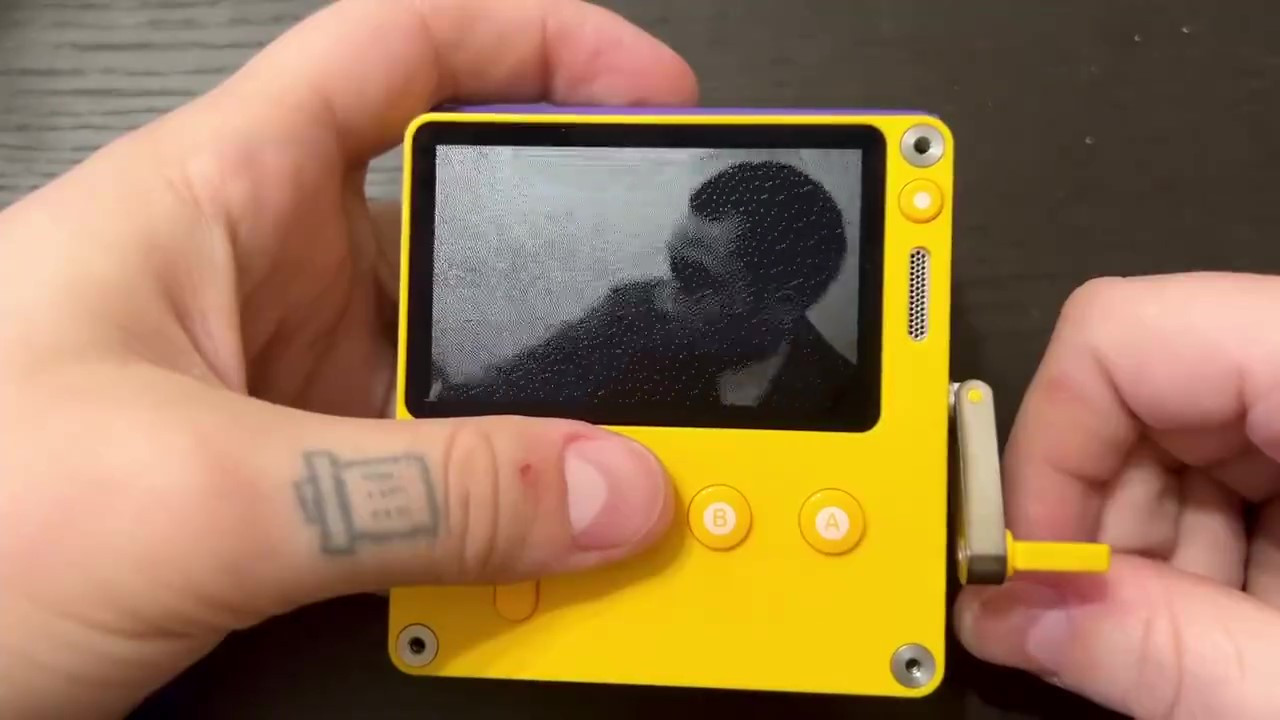 PlayDate掌机看电影《信条》 手动操控时间