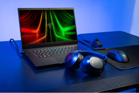 驰骋原力宇宙，全新雷蛇Blade  14与你共庆《星球大战》 45周年。