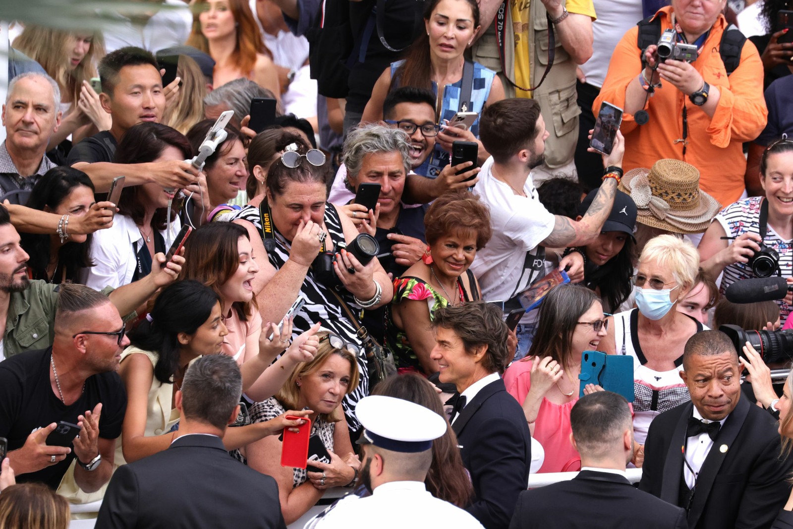 《壮志凌云2》戛纳首映礼图赏 阿汤哥帅气亮相