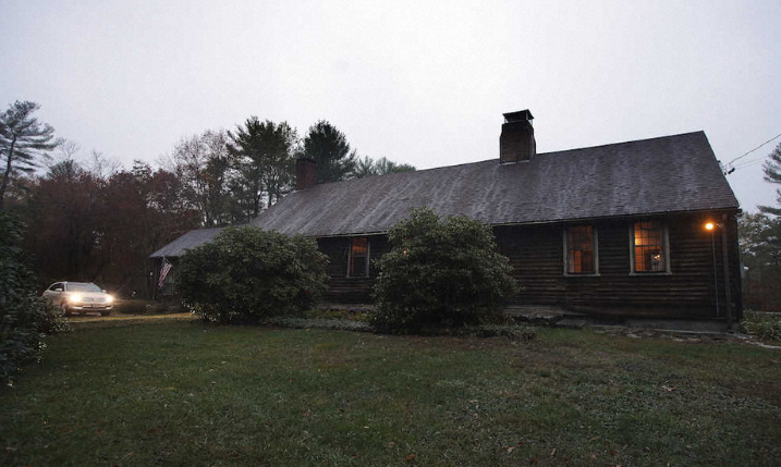 经典恐怖片《招魂》原来的大房子高价转手，新主人继续研究灵异。