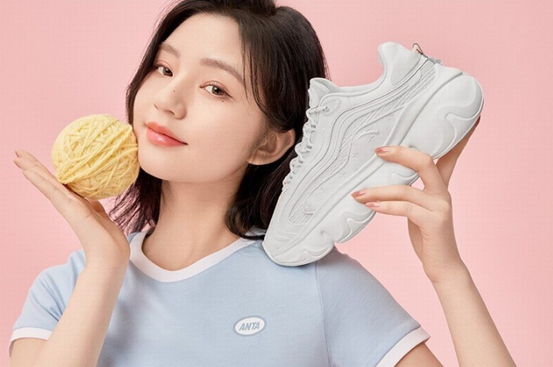 安踏女鞋海报被指有打擦边球嫌疑：官方已下架