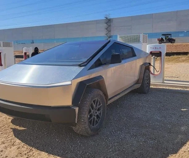 特斯拉电动皮卡内饰曝光 马斯克赞其为迄今最好产品