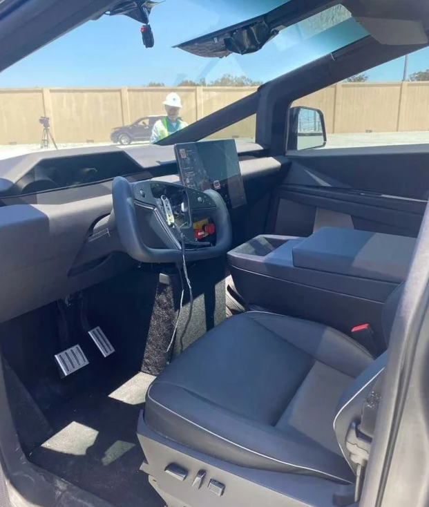 特斯拉电动皮卡内饰曝光 马斯克赞其为迄今最好产品