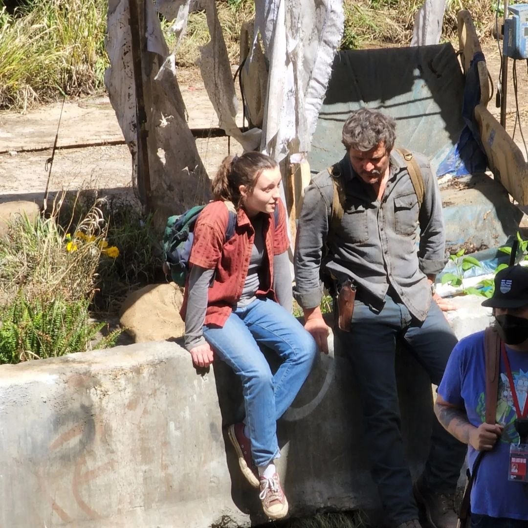 《最后的生还者》剧集新片场照 乔尔和艾莉亮相