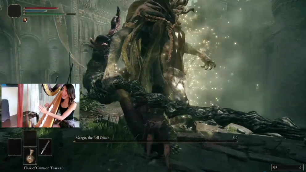 《艾尔登法环》高能美女玩家 用竖琴当控制器干翻恶兆