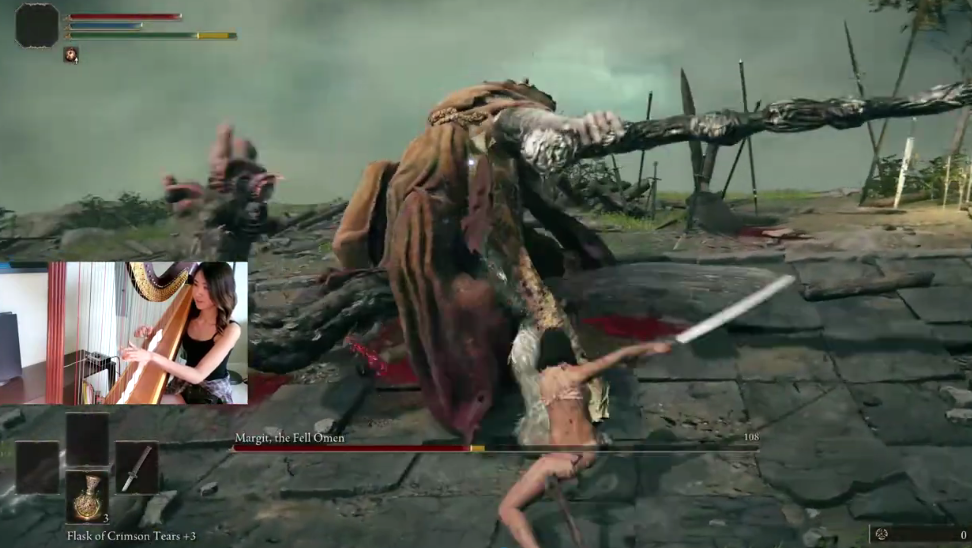 《艾尔登法环》高能美女玩家 用竖琴当控制器干翻恶兆