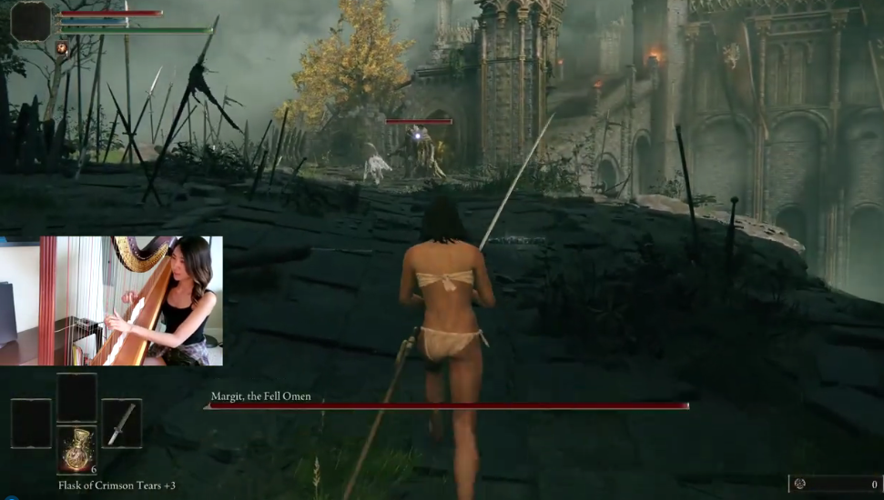 《艾尔登法环》高能美女玩家 用竖琴当控制器干翻恶兆