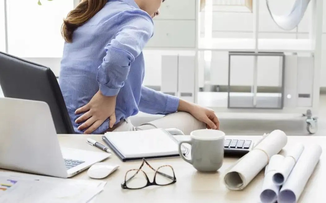 每天久坐超6小时增加12种疾病风险 躺着玩手机也算