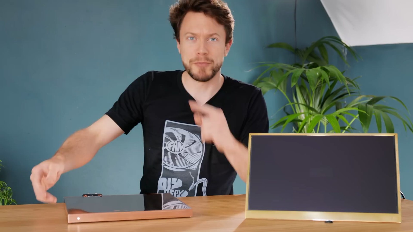 国外YouTuber成功打造PS5 Slim 厚不到2厘米