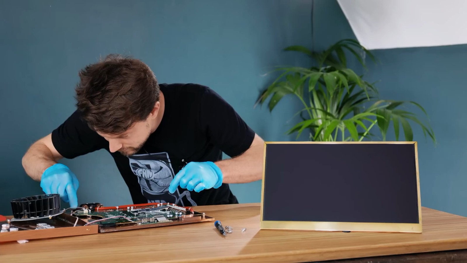 国外YouTuber成功打造PS5 Slim 厚不到2厘米