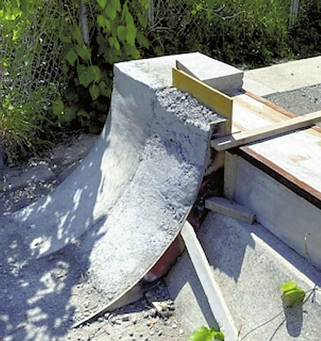 日本男子酷爱滑板，因在高架路下搭滑板台被起诉。