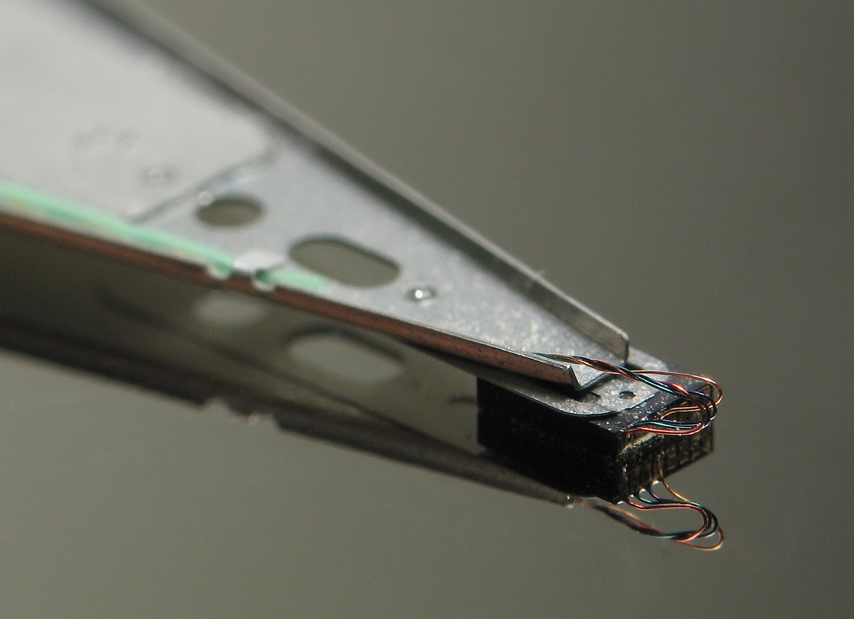 没有人再买机械硬盘了:销量下降，价格更贵。