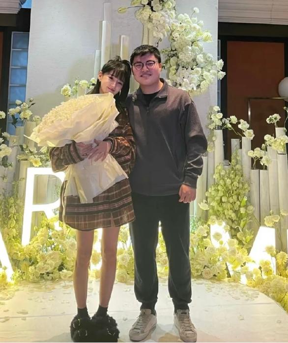 电竞选手UZI简自豪官宣结婚 女方晒照透露已怀孕