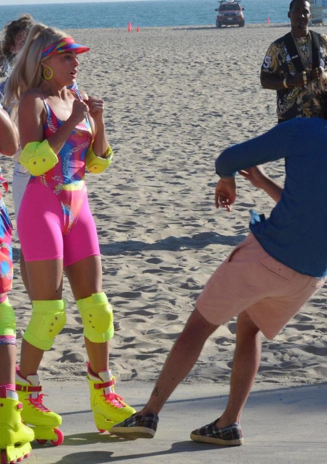 《芭比》真人电影新路透 猥琐男拍打芭比屁股被暴揍