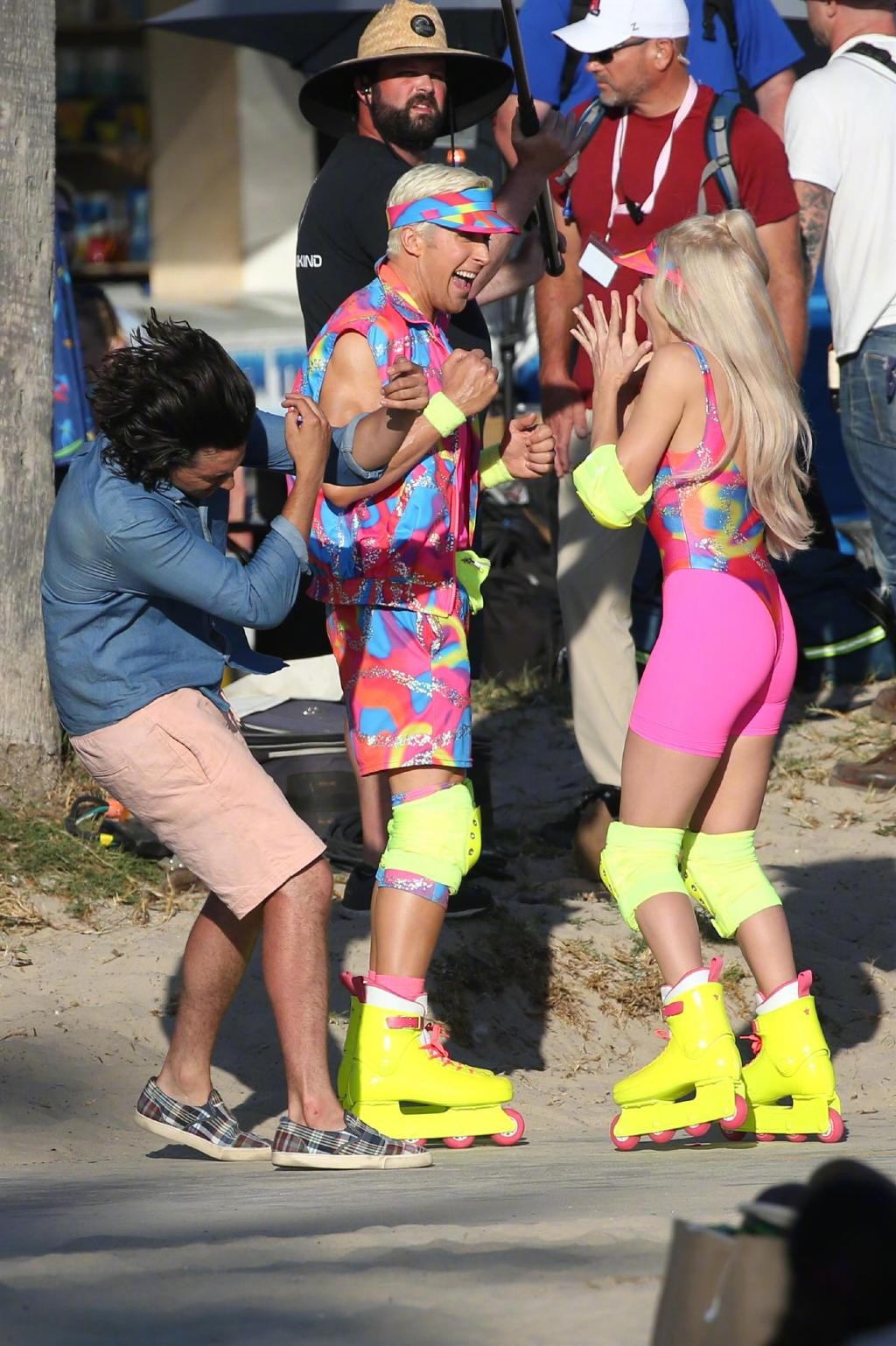 《芭比》真人电影新路透 猥琐男拍打芭比屁股被暴揍