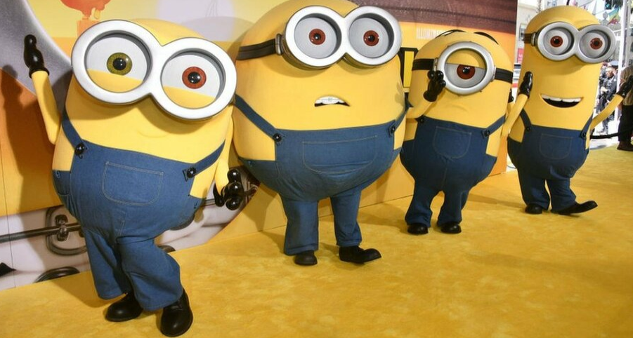 《小黄人大眼萌2》热播引发骚乱。英国观众身着奴才装惹事。