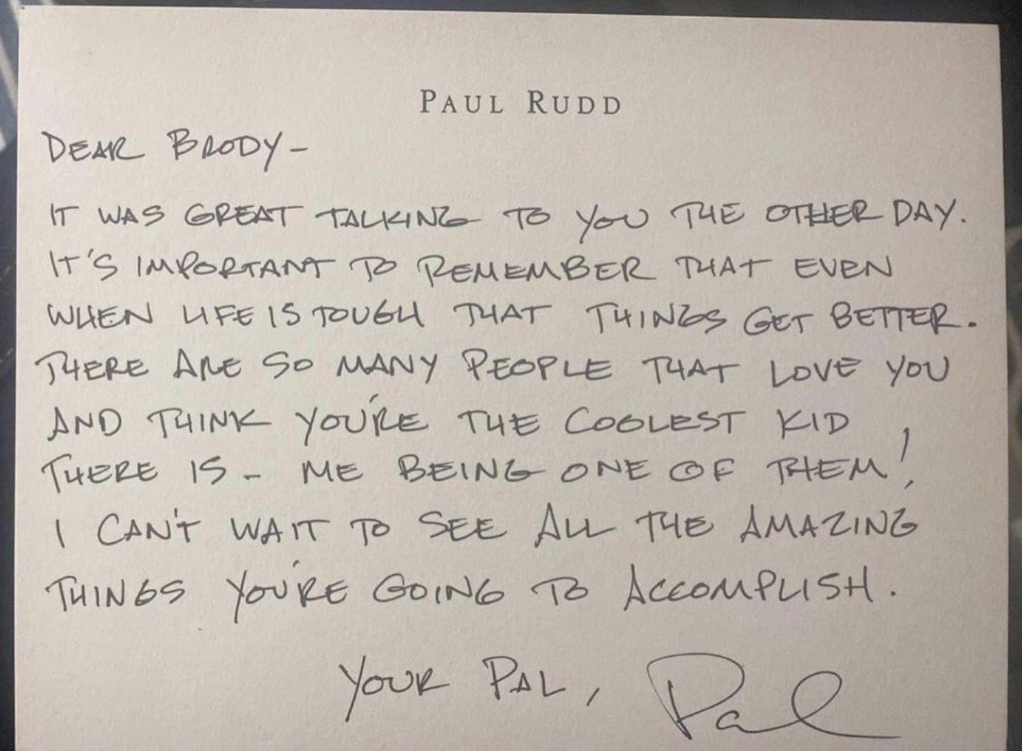 男孩遭校园暴力 蚁人男主赠签名头盔写信安慰