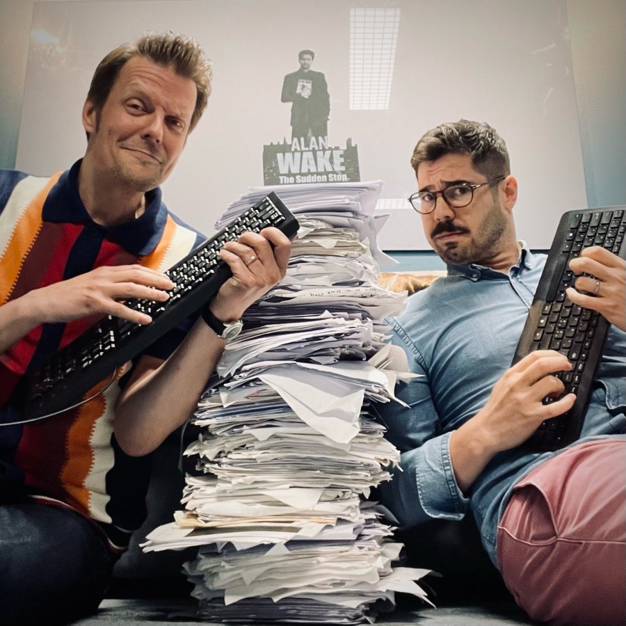 《心灵杀手2》主创秀出剧本照片 堆积如山堪称怪兽级