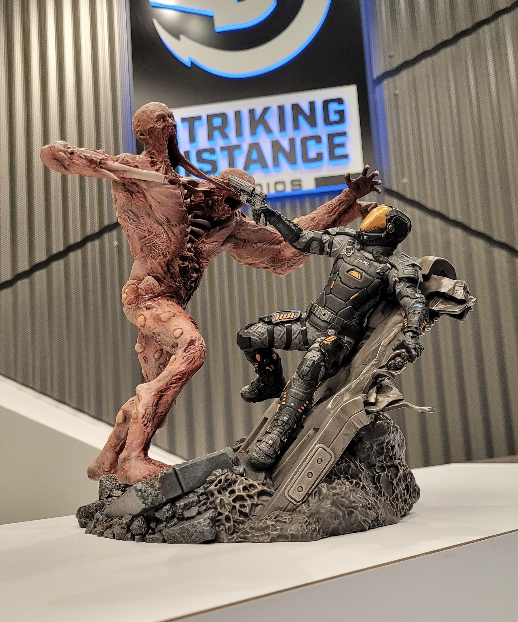 《木卫四协议》恐怖新截图 收藏版雕像实物图赏