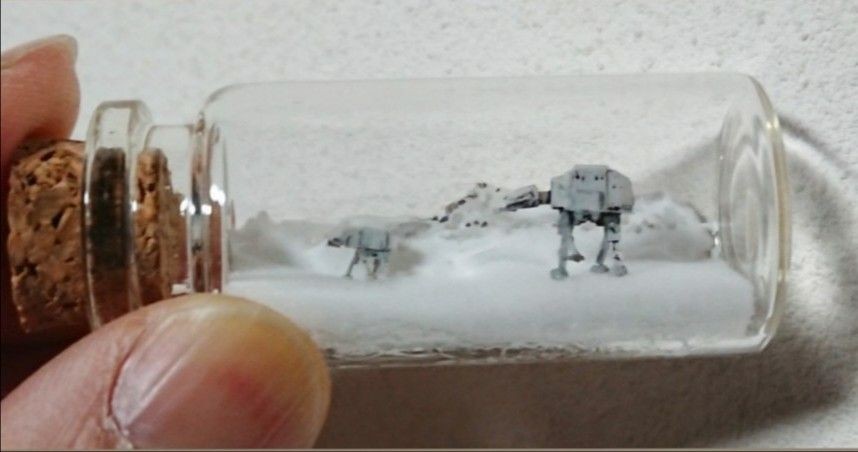 瓶中奇妙世界 《星球大战》粉丝打造精致瓶中情景模型